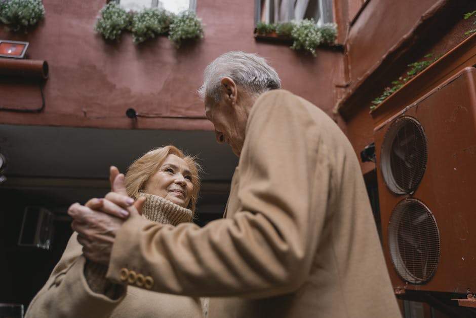 Mann mit blonden Haaren und Farbenkombinationen