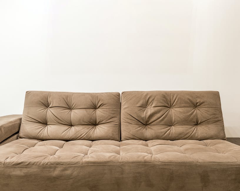 braune Couch mit Farbakzenten