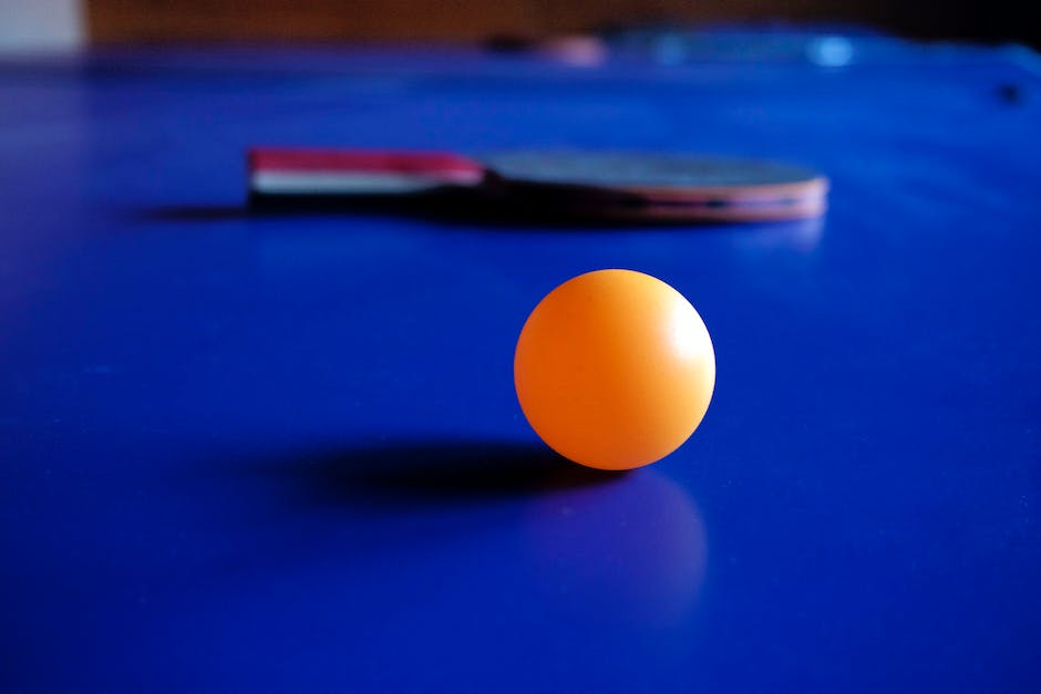 Tischtennisschläger mit zwei Farben für optimale Ballkontrolle