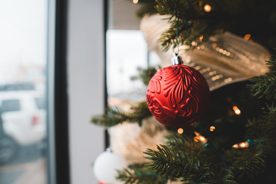 Weihnachtskugeln in Rot und Burgund-Farben