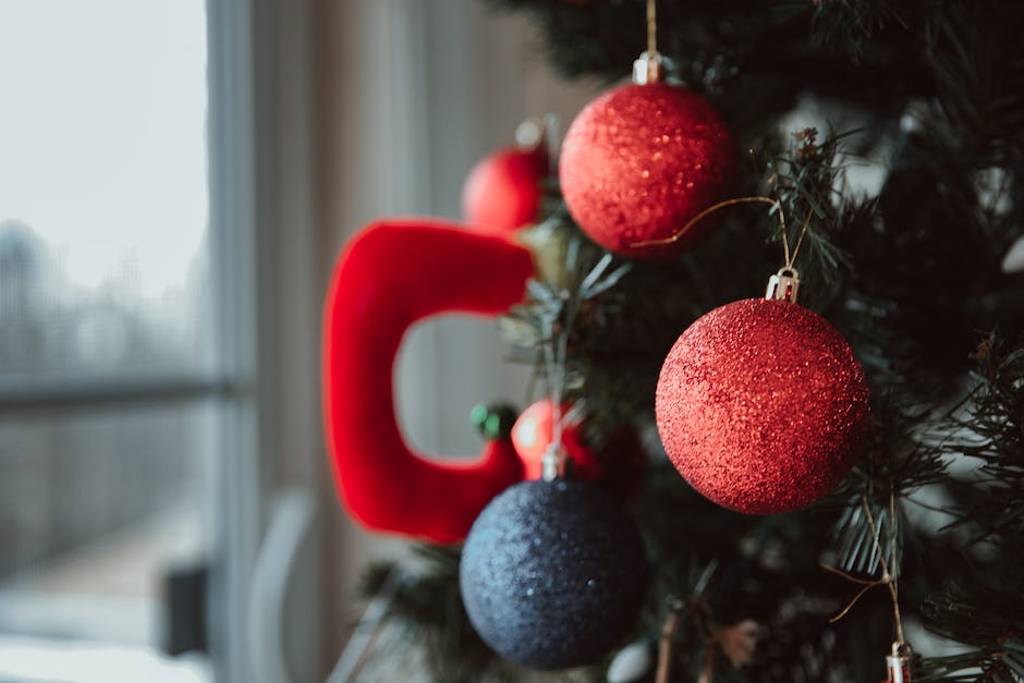 Farbkombination für Weihnachtskugeln in Rot