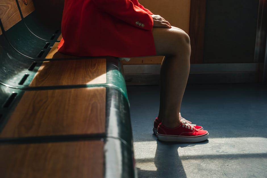 Farblich passende Schuhe zu rotem Kleid