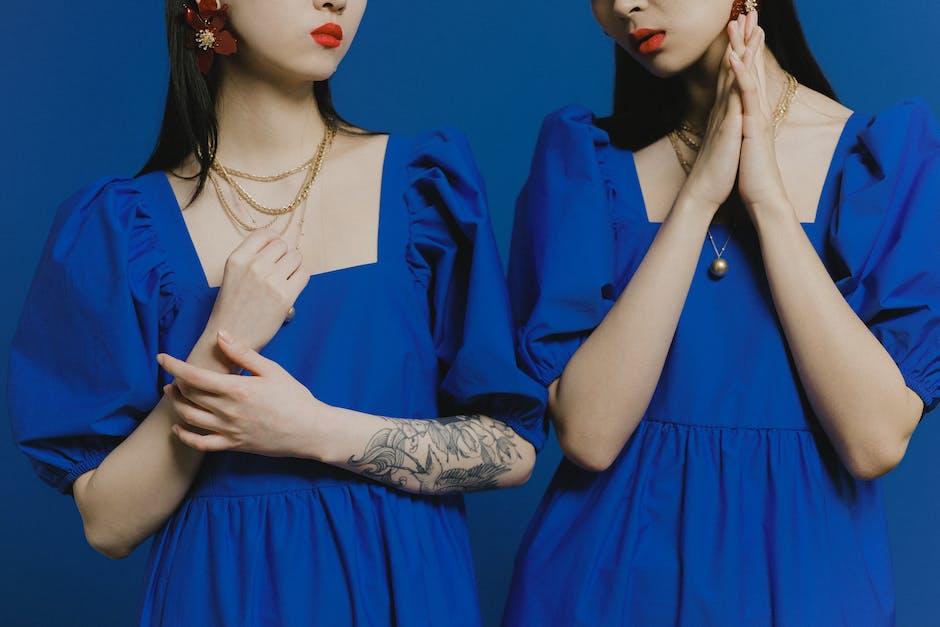 Kombination blaues Kleid mit passenden Farben