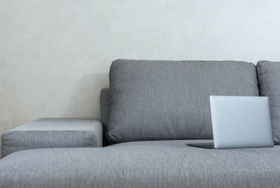 Farbmöglichkeiten für graue Sofas