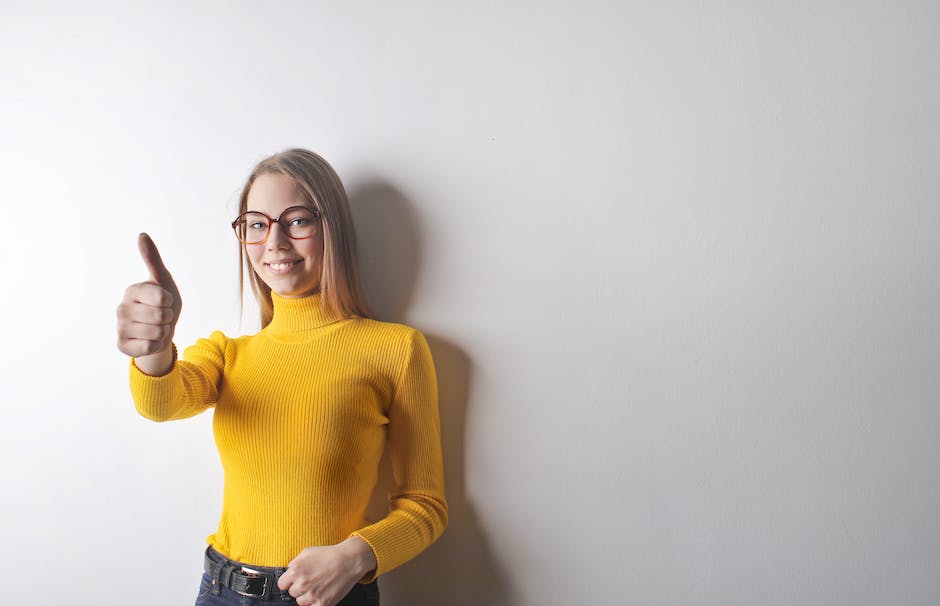 Frau mit blonden Haaren und blauen Augen mit Korallenrot, Apricot und Babyblau kombiniert