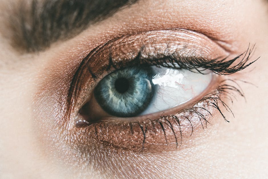 Lidschattenfarbe für braune Augen betonen