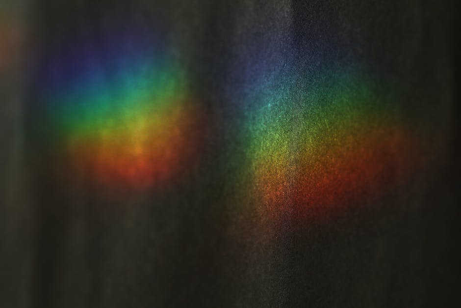 Prisma trennt weißes Licht in verschiedene Farben
